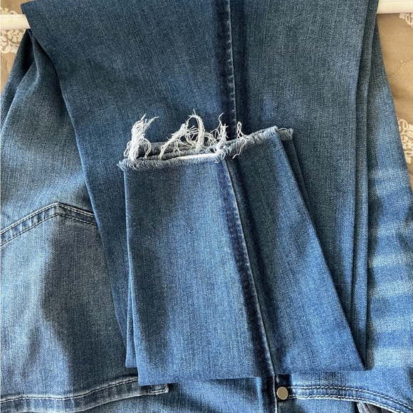 Mid rise distressed super stretch ankle jeans w/fringed ankle - Picture 4 of 4